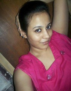 கண்களால் பேசுகிறாள்