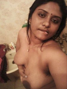 பாத்ரூமில் செம்ம மூடு