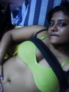 கீழே கை போடுகிறாள்