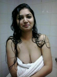 துண்டை மட்டும் அணிந்து
