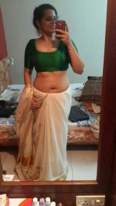 சாரி கழட்டும் மங்கை