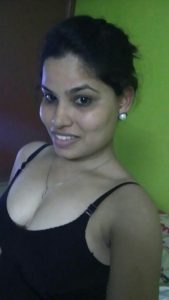 ஓர கண்ணால் பார்க்கிறாள்