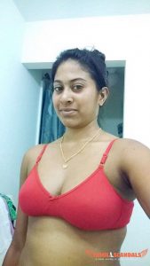செக்ஸ்யி சிவப்பு நிறத்து பிரா