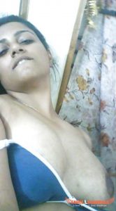 அரை நிர்வாண முலை
