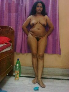 கொழுத்த ஆண்ட்டி முலை கூதியை காண்பிக்கிறாள்