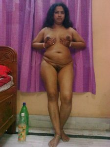 ஆண்ட்டி முலையை பிசைகிறாள்