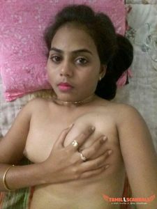 முலையை பிசைகிறாள்
