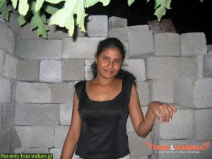 ஆண்ட்டி செக்ஸியான ஆடை அணிந்து நிற்கிறாள்