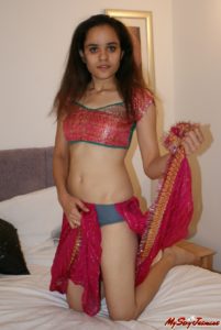 புடவையை அவிழ்க்கிறாள் 
