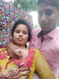 முலையை பிசைகிறான்