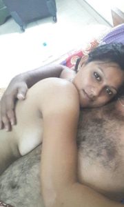 அப்பாவை கட்டி பிடித்து இருக்கிறாள்