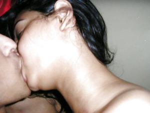 இதழில் கிஸ் செய்கிறாள்