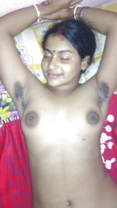 முலையை காண்பிக்கிறாள்