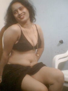 மனைவி ப்ரா அணிந்து இருக்கிறாள்