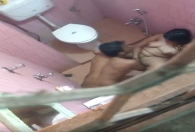 பக்கத்துக்கு வீட்டு பையனின் பாத்ரூம் செக்ஸ் ஆபாசம்
