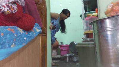 மல்லு அம்மா நைட்டி தூக்கி மகனிடம் ஓல்
