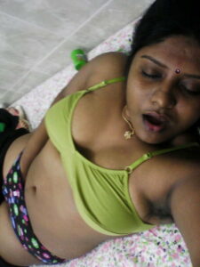 கூதியினில் விரல் போடும் ஆபாசம்