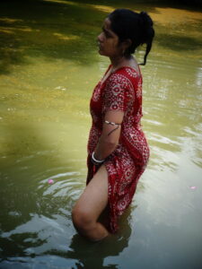 புண்டை தடவும் இளம் பெண்