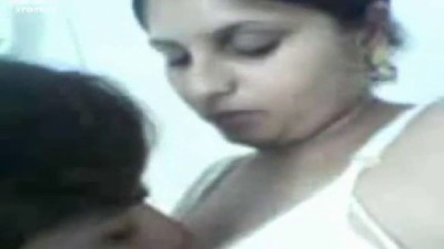 இரண்டாவது அம்மா பெரிய மொலை பால் குடிக்கும் மகன்