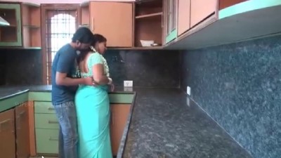 மாமா பூசித்த அத்தையை தடவிய வாலிபன்
