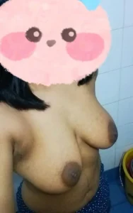 முளை காண்பித்து செல்பி எடுக்கிறாள்