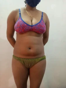 மனைவி ப்ரா பேன்ட்டி அணிந்து இருக்கிறாள்