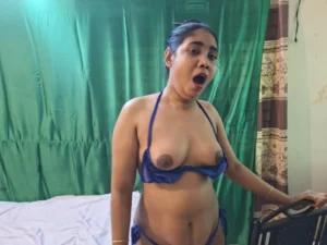 ஆண்டி வாயை திறந்து ஹா காட்டுகிறாள்