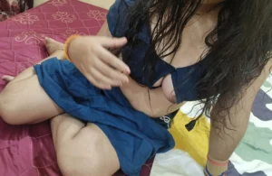 ஆண்டி பிரிய முலையை காட்டுகிறாள்