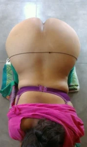 ஆண்டி டாக்கி நிலையில் ஓல் செய்ய சூத்து காட்டுகிறாள்