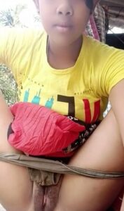 தமிழ் பெண் ஜட்டி கழட்டுகிறாள்