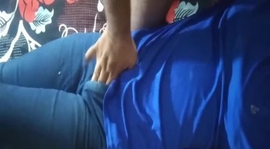 பெண் தோழி ஜீன்ஸ் பேண்ட் ஜிப்பில் கைவிட்டு நோண்டினேன்