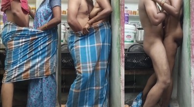 லோக்கல் அங்கிள் லுங்கியில் மாமா மகளை ஓக்கிறார்