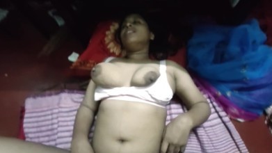 மல்லு அக்கா ப்ரா வெளியில் முலை தொங்கவிட்டு ஒழு