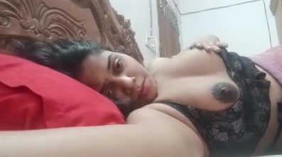 கீர்த்திகா ஆன்டி கருப்பு பாவாடை கழட்டி புண்டை தேய்கிறாள்