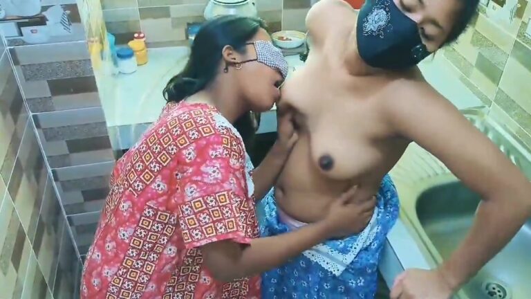 லெஸ்பியன் சகோதரிகள் கிச்சனில் ரொமான்ஸ் முத்தங்கள்
