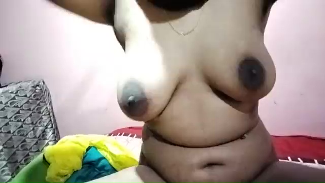 44வயது தென்காசி நாட்டுக்கட்டை அம்மா நியூட்ஸ் காட்டுகிறாள்