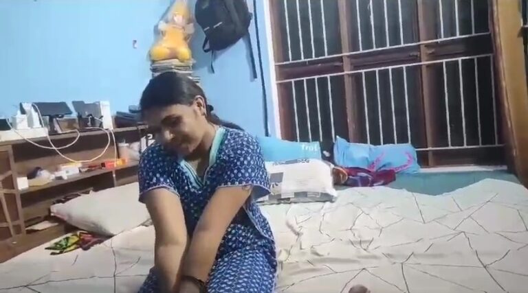 கேரளா மல்லு சேச்சி பெட் ரூமில் வலிமையாக ஊம்புகிறாள்