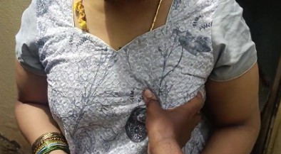 காமாட்சி ஆன்டி மொலை சூத்தை மேலோட்டமாக தடவினேன்