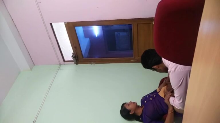 மெடிக்கல் கிளினிக் உள்ளே டாக்டர் சார் புண்டை நக்குகிறார்
