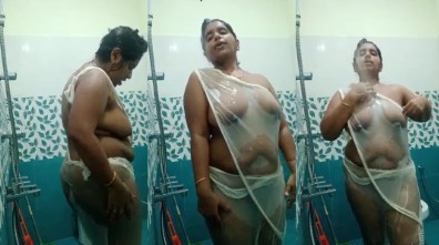 அந்தரங்க பகுதிகள் தெரியும்படி ஸரீ கட்டி குளிக்கும் மல்லு
