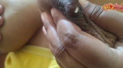 மில்கி பூப்ஸ் அன்னி சின்ன கொழுந்தன் பூலை உரிக்கிறாள்