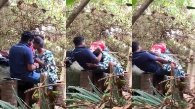 அடர்ந்த பூங்காவில் காதலன் பூளில் புதையல் எடுக்கிறாள்