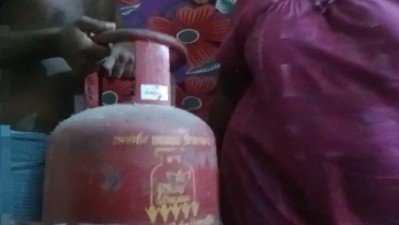 சிலிண்டர் டெலிவரி அண்ணாவுடன் வீட்டு மனைவி செக்ஸ்