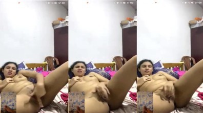 காதலனை கையடிக்க வைக்க காதலி விரல் போட்டு காட்டுகிறாள்