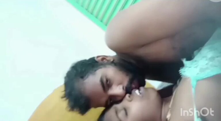கடை ஷெட்டர் லாக் செய்து வேலைக்காரி பெண்ணை ஓத்தேன்