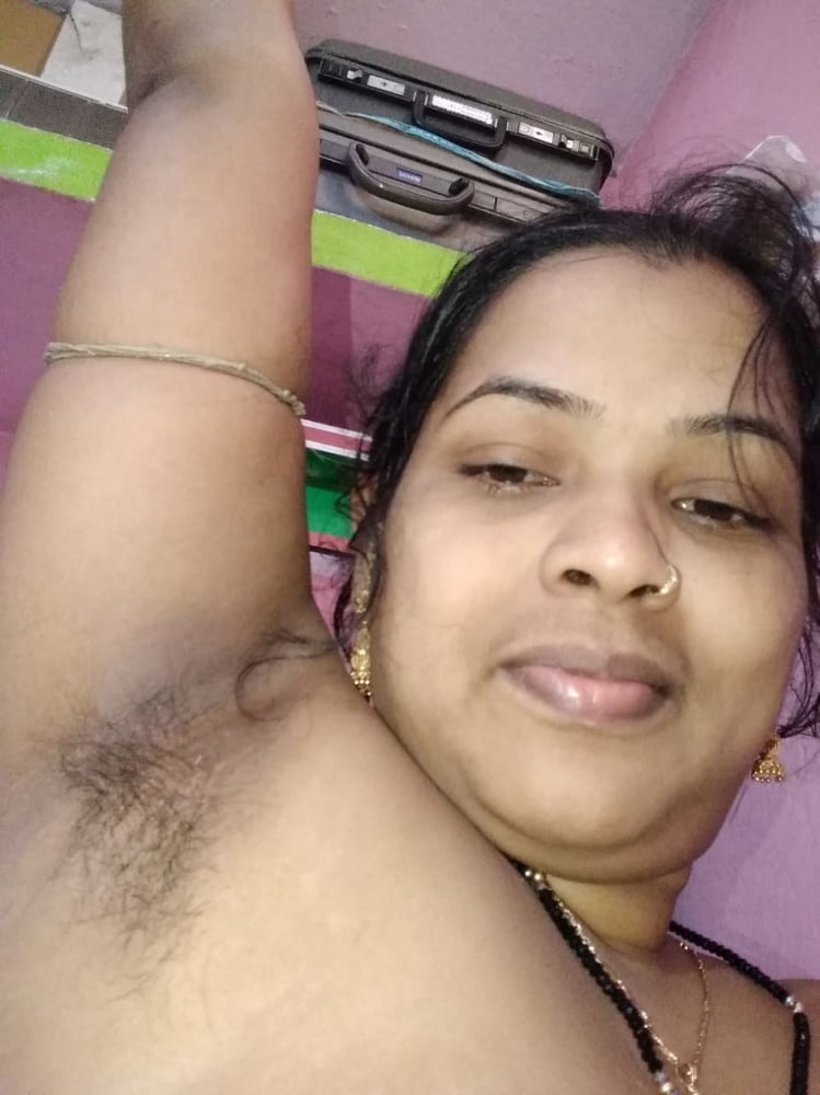 கவர்ச்சி மார்பகம் காண்பது கண்டபடி சூடு ஏற்றுகிறாள்